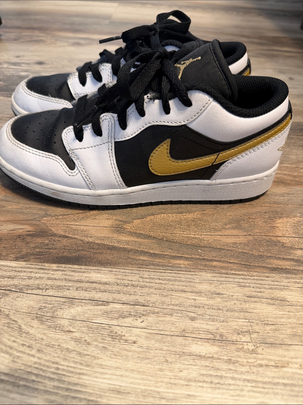 Nike Kids Black White Gold Low-Top Sneakers with Metallic Swoosh Accent